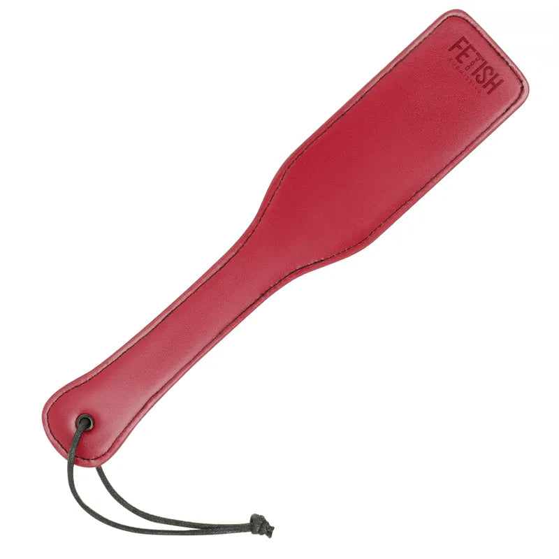 Fouet BDSM en cuir vegan rouge, poignée ergonomique, métal sans nickel, design élégant et durable.