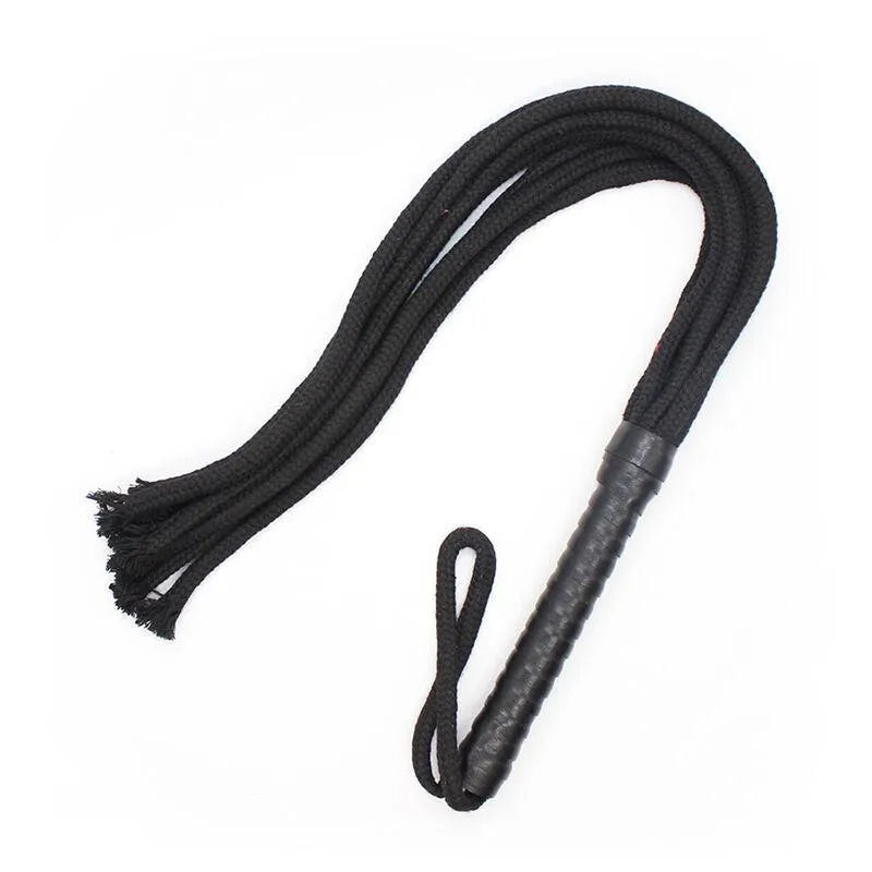Fouet corde noir 56 cm, manche PVC, lanières souples, accessoire fétichisme durable, sécurité novice et expert.