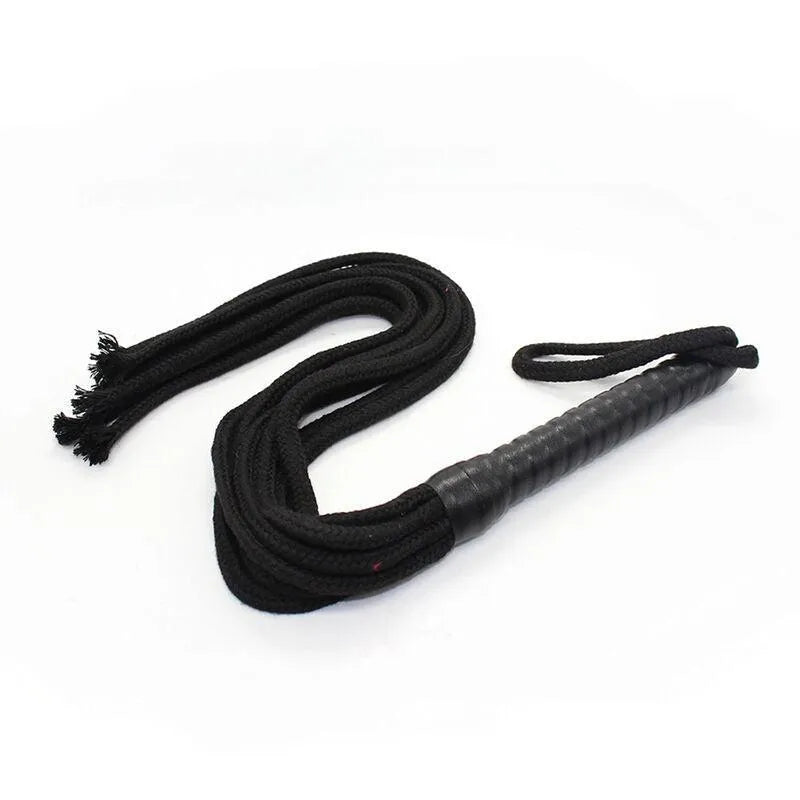 Fouet à corde noir 56 cm, poignée ergonomique, matériaux PVC, bois, polyester, fer, pour fétichisme et sensations sécurisées.