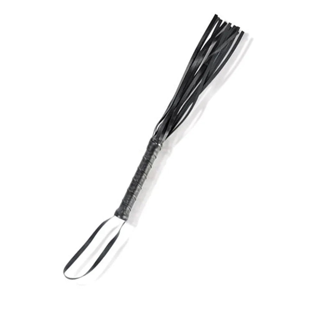 fouet martinet cuir simili treize lanières douces manche rigide dragonne prise main solide confortable longueur cinquante neuf centimètres