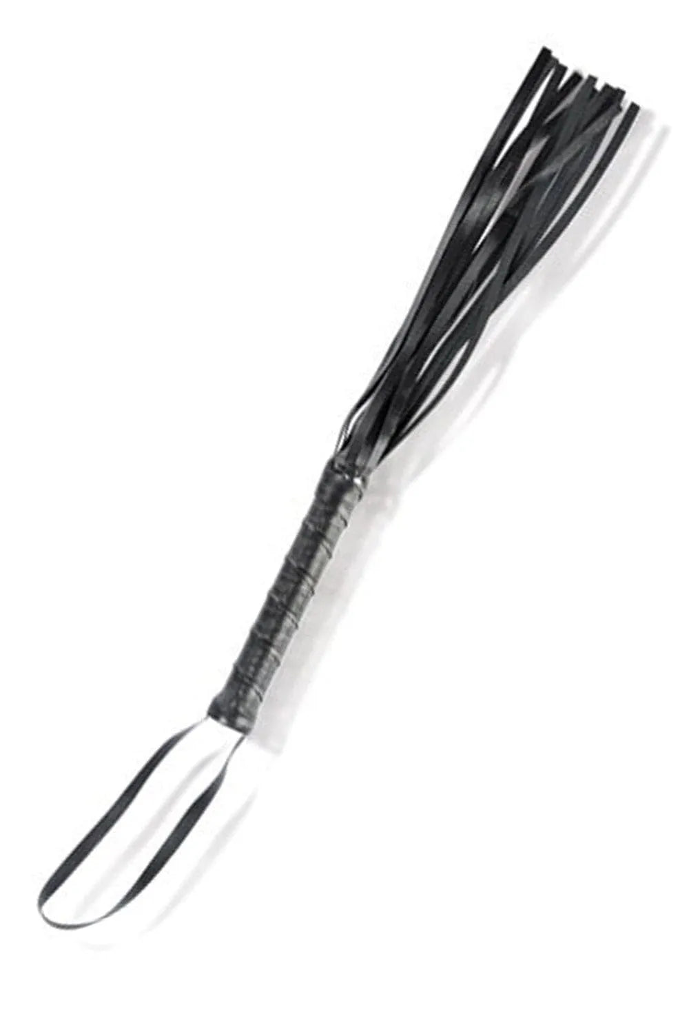 Fouet martinet noir simili cuir, 13 lanières douces, manche rigide avec dragonne, longueur totale 59 cm, accessoire BDSM.