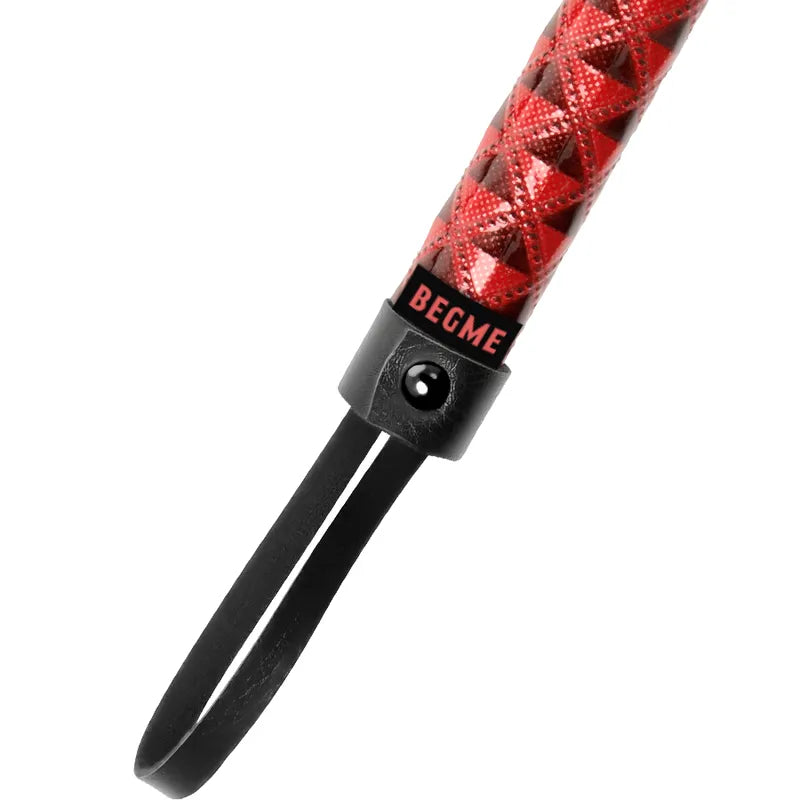 Fouet BDSM en cuir végétalien rouge avec poignée ergonomique, détails en néoprène et métal sans nickel, marque BEGME.