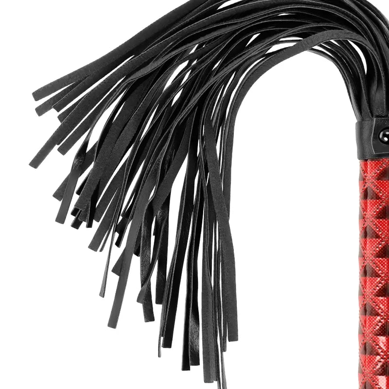 Fouet BDSM cuir végétalien noir avec poignée rouge ergonomique, franges souples, matériaux éthiques, débutants.