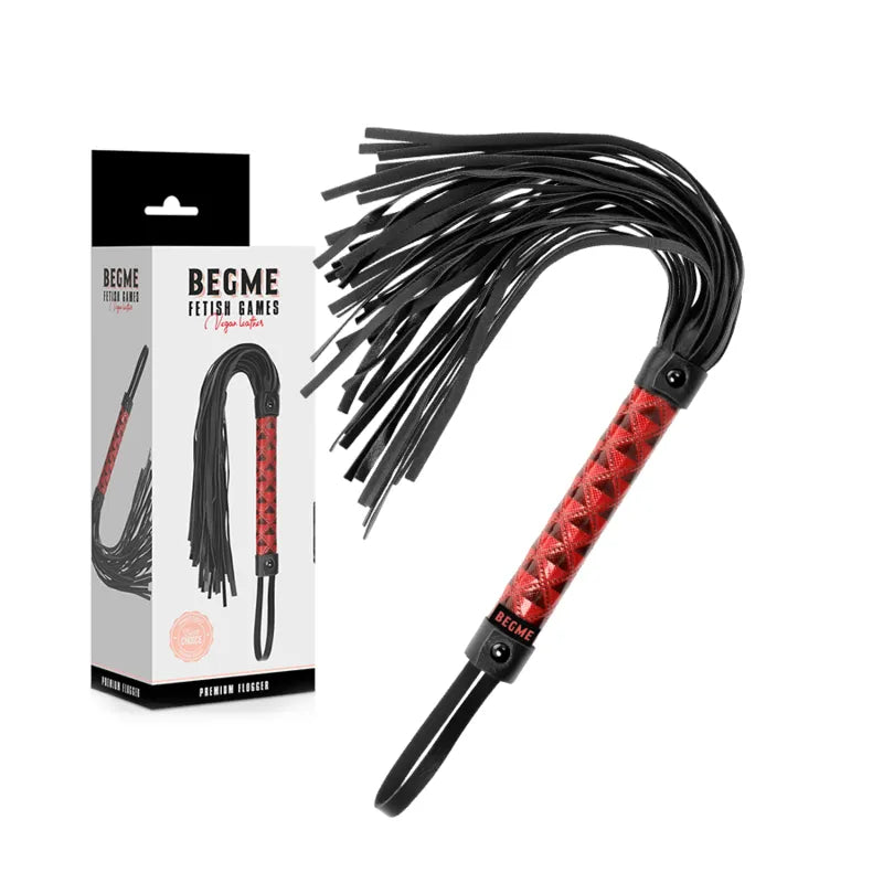 Fouet BDSM cuir végétalien noir et rouge, poignée ergonomique, franges souples, idéal pour débutants, BEGME.