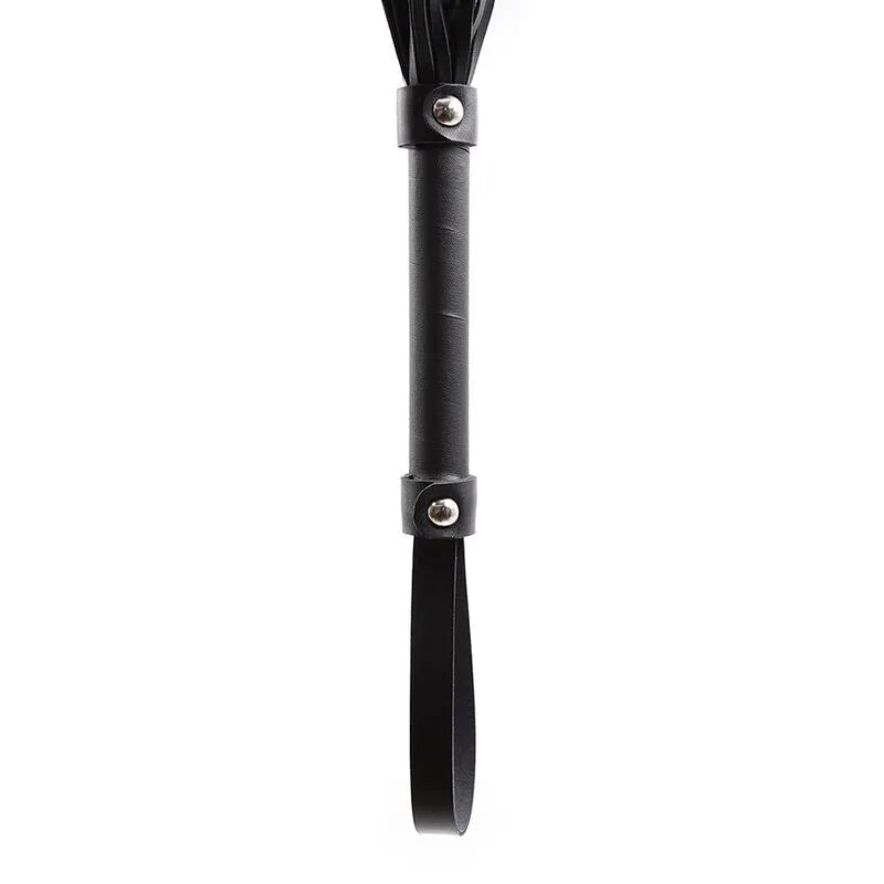 Fouet fétiche noir en PVC avec manche ergonomique et supports argentés, idéal pour débutants, longueur 64 cm.