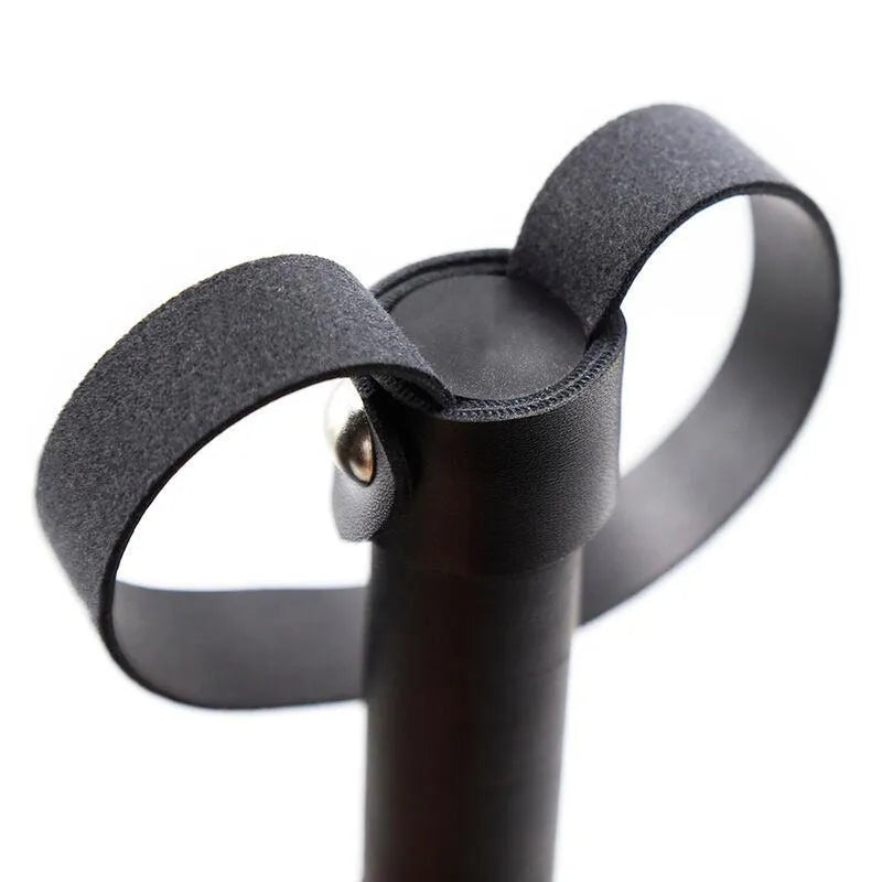 Fouet fétiche PVC noir, manche ergonomique, supports argentés, design sophistiqué, longueur 64 cm, pour débutants.