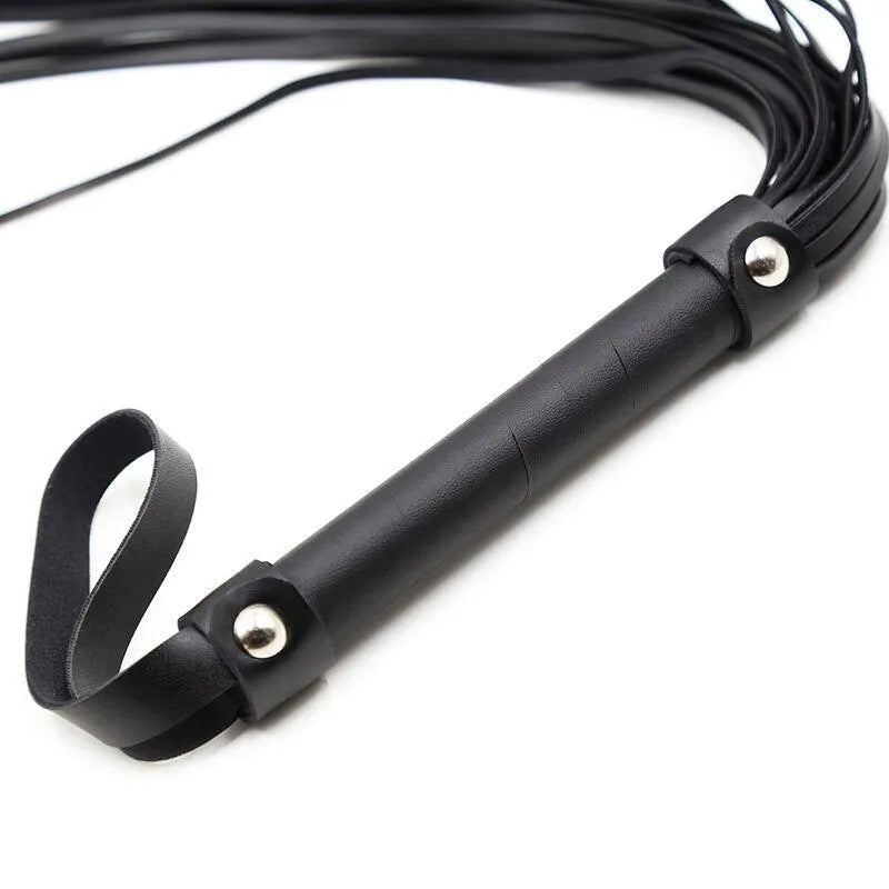 Fouet fétiche noir en PVC, manche ergonomique avec supports argentés, lanières flexibles, idéal pour débutants.