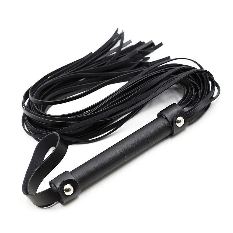 Fouet fétiche noir en PVC, 64cm, manche ergonomique avec supports argentés, idéal pour débutants, esthétique et sécurisé.