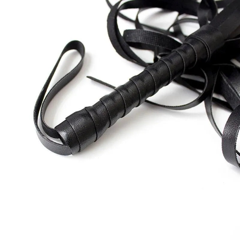 Fouet fétiche PVC noir, poignée bois fer, lanières flexibles, finition soignée, idéal débutants et experts.