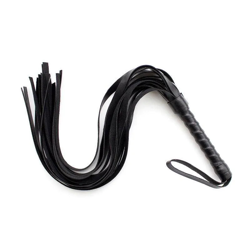Fouet fétiche PVC noir, lanières flexibles, poignée bois fer, idéal débutants et experts, finition soignée, matériaux sûrs.