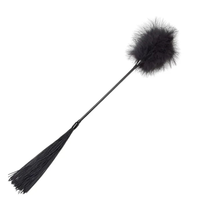 fouet plumeau noir polyvalent sensations intenses douces tige robuste ergonomique plumes délicates finition élégante mystérieuse excitante compact léger sécurisé