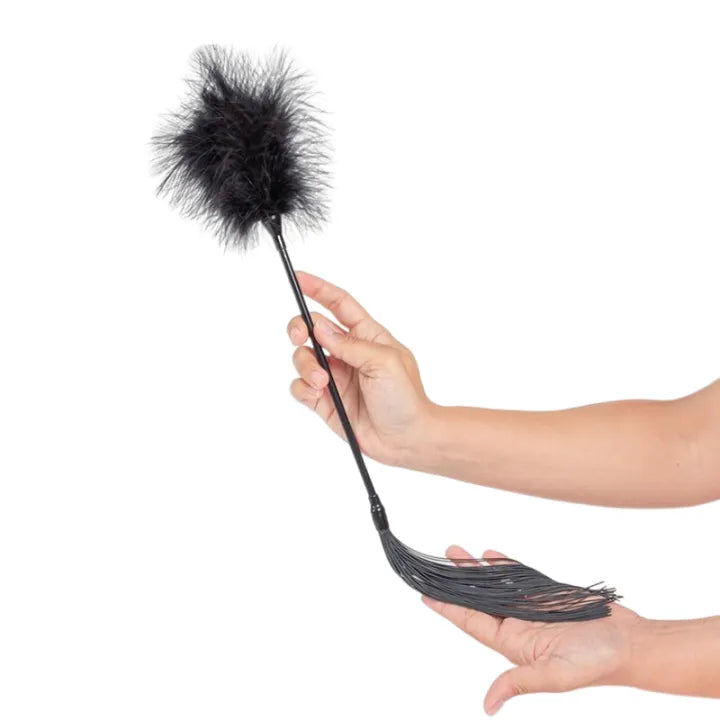 Fouet plumeau noir élégant, tige ergonomique, plumes délicates, idéal pour moments intimes, compact et sécurisé.