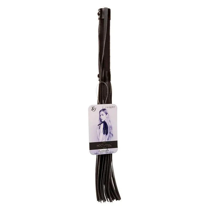 Fouet érotique noir avec pompons doux, poignée robuste, idéal pour exploration sensorielle et contrôle précis.