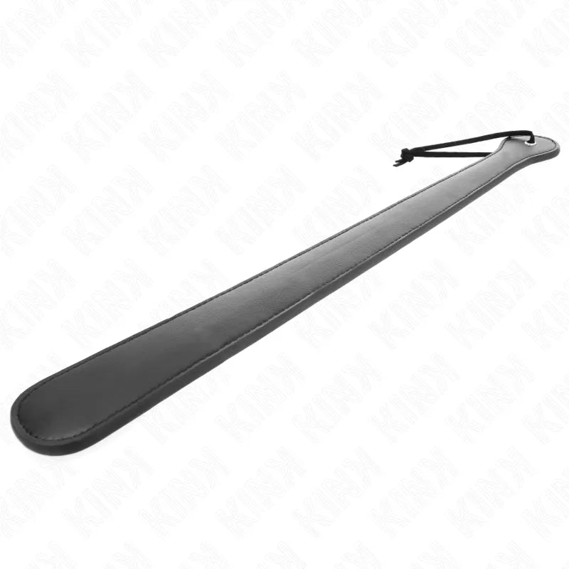 Fouet BDSM en cuir noir véritable, poignée ergonomique, finition soignée, intensité réglable, esthétique élégante.