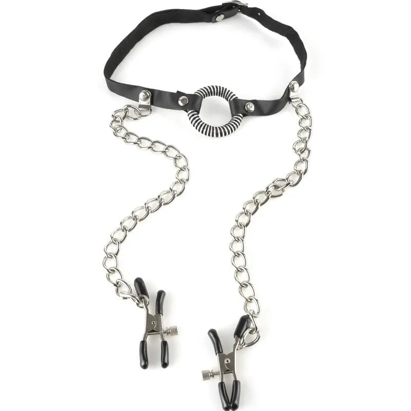 Gag anneau cuir noir réglable avec chaînes métal et pinces à tétons, accessoire fétichiste élégant et ajustable.