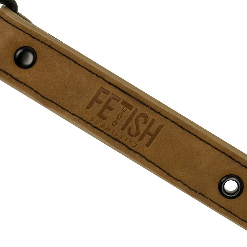 Gag BDSM en cuir vegan marron avec trous de respiration, design ergonomique et discret, logo Fetish Submisive visible.