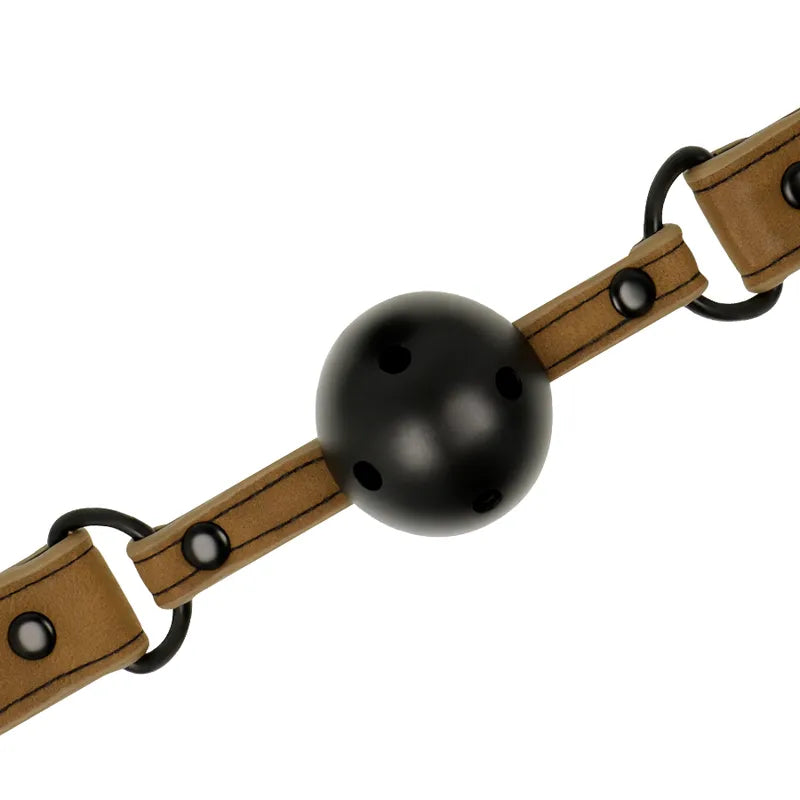 Gag BDSM en cuir végane brun avec boule noire perforée, trous de respiration, attaches réglables et anneaux métalliques.