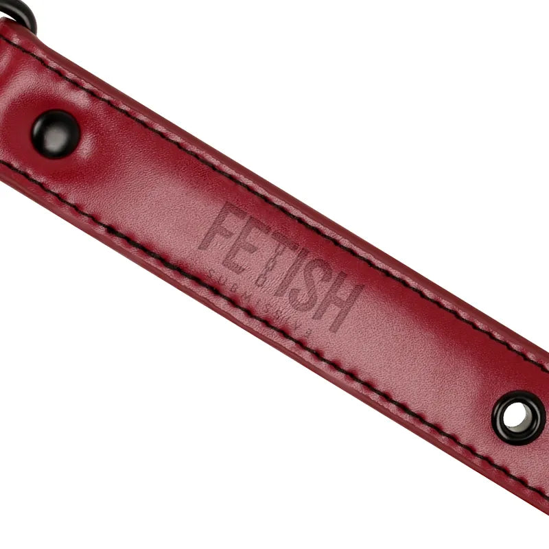 Gag BDSM cuir vegan rouge, ajustable, trous respiration, métal sans nickel, néoprène, durable, écologique, confortable.