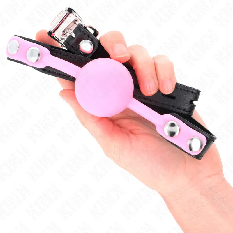 Gag BDSM en silicone rose avec sangle noire ajustable, détails métalliques, ergonomique et hypoallergénique.