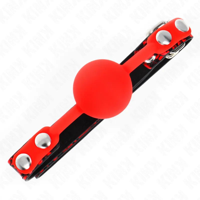Gag BDSM rouge en silicone doux avec sangle noire ajustable et boucles métalliques, ergonomique et hypoallergénique.