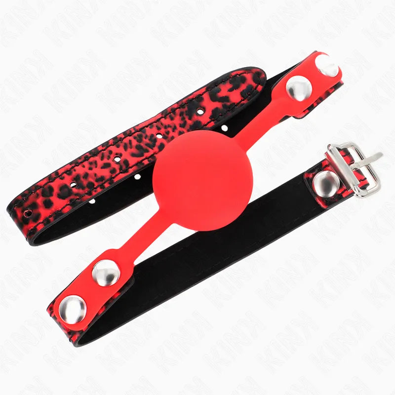 Gag BDSM en silicone rouge avec sangle ajustable noire et rouge, détails métalliques, ergonomique et confortable.