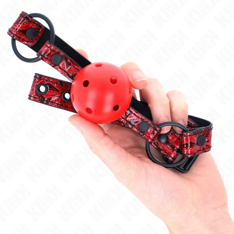 Gag BDSM silicone rouge avec sangles ajustables noires, design ergonomique et sécurisé, idéal pour débutants et experts.