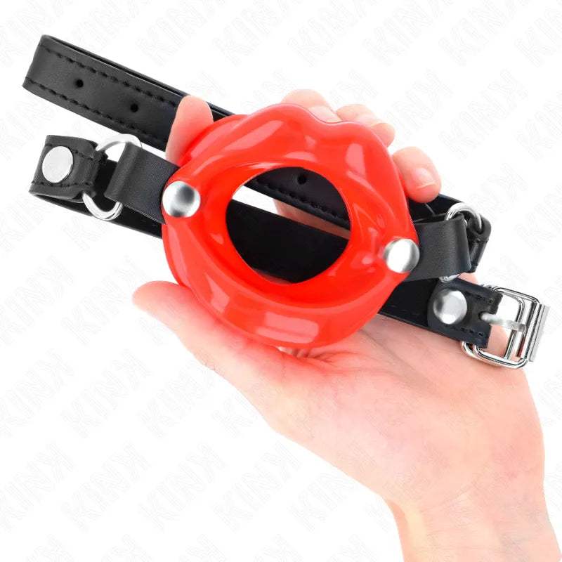 Bâillon BDSM silicone rouge ajustable, hypoallergénique, avec sangle noire, design ergonomique et sécurisé.