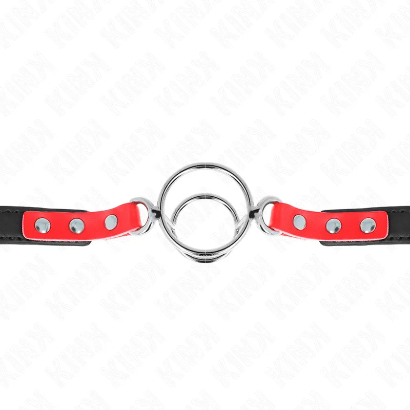 Gag BDSM en silicone noir avec sangles rouges ajustables, anneau métallique central, confortable et sécurisé.