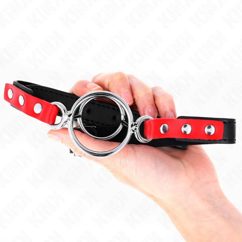Gag BDSM silicone noir et rouge avec sangles ajustables et boucle métallique, design sécurisé et confortable.