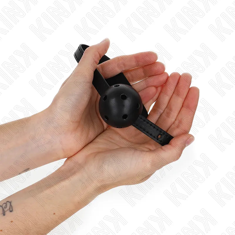 Boule de silicone multicolore avec sangle réglable, hypoallergénique, pour sessions BDSM confortables et sécurisées.
