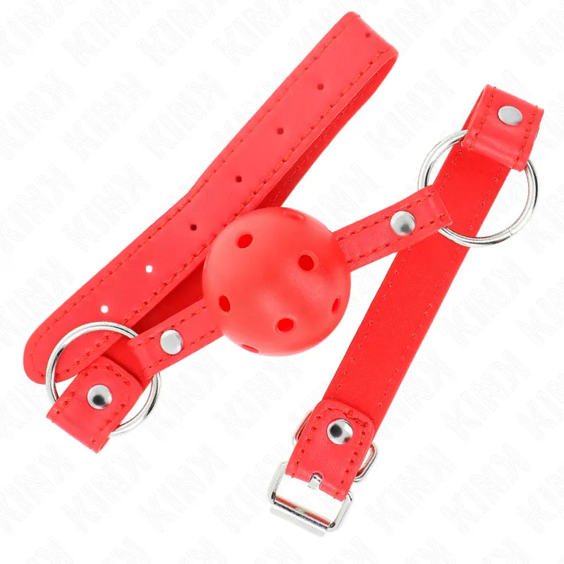 Gag boule BDSM silicone rouge, ajustable, avec trous pour respirer, sangle ergonomique et boucles métalliques robustes.
