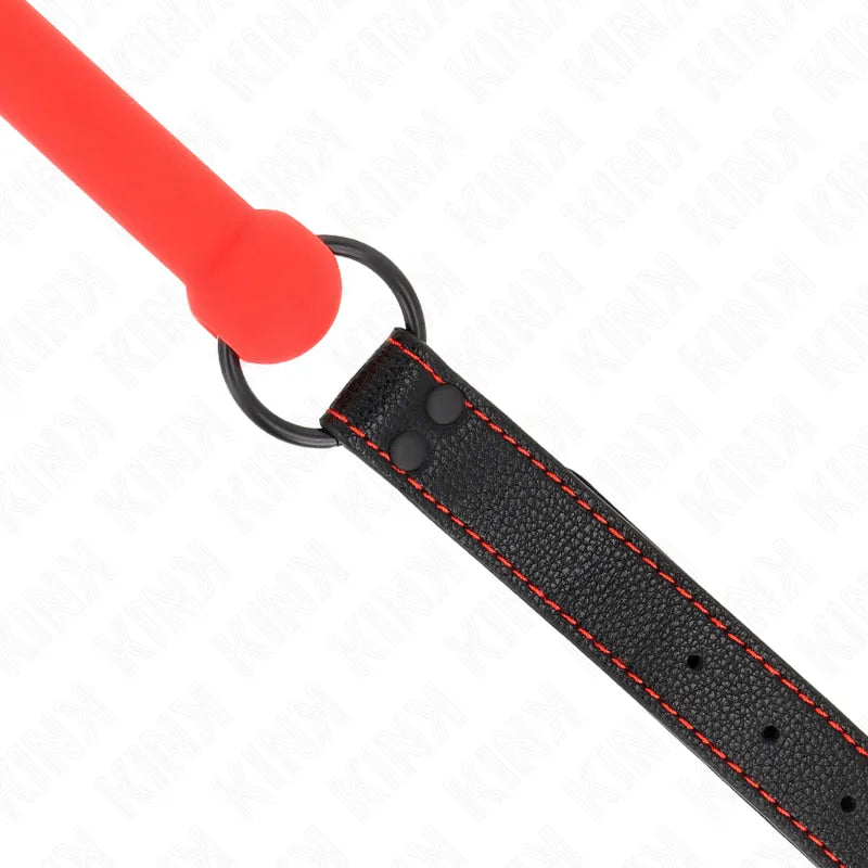 Boule de silicone rouge avec sangle noire ajustable, couture rouge, pour usage BDSM, confort et sécurité garantis.
