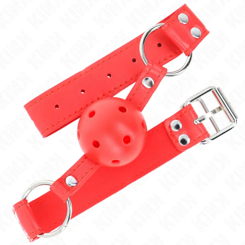 Gag boule silicone rouge avec sangles ajustables et boucles métalliques, idéal pour sessions BDSM confortables et sécurisées.
