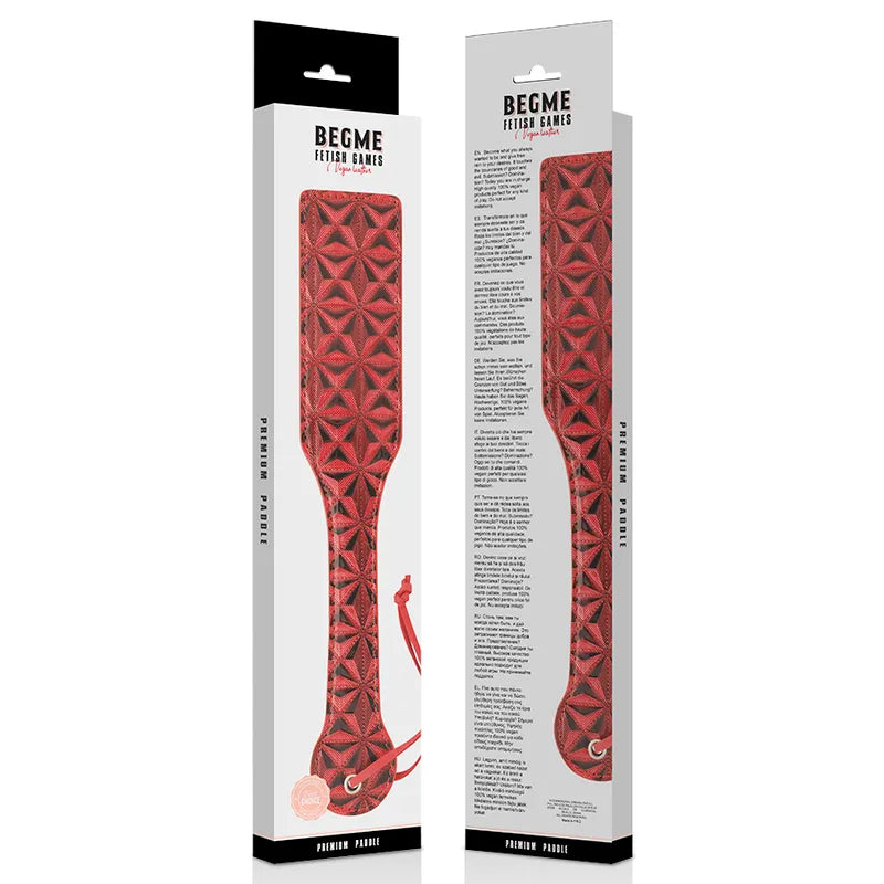Gag BDSM en cuir végétalien rouge, design avancé, néoprène, métal sans nickel, ajustable, éthique et sécurisé.