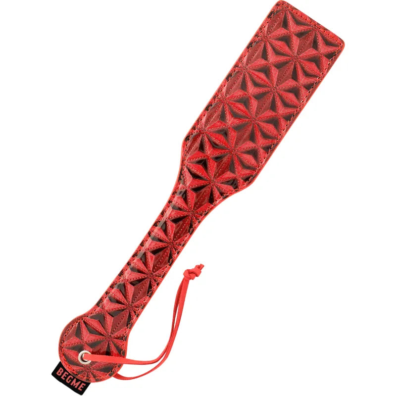 Gag BDSM en cuir végétalien noir, néoprène et métal sans nickel, design discret et robuste, ajustable et confortable.