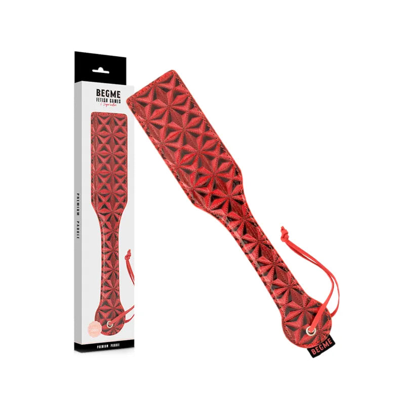 Gag BDSM cuir végétalien rouge, néoprène, métal sans nickel, design avancé, résistant, éthique, ajustable, confortable.