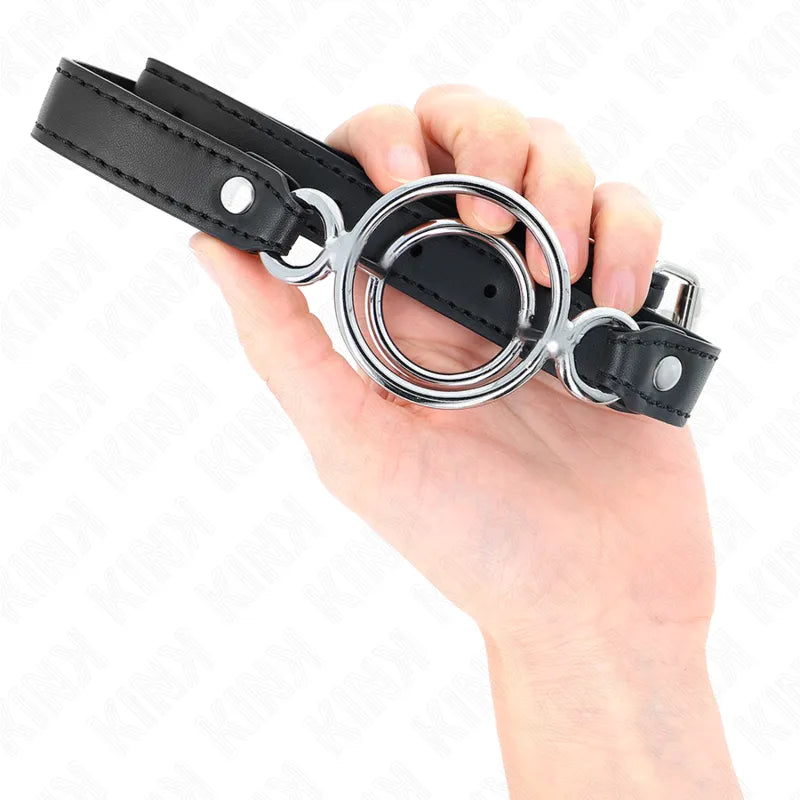 Baillon BDSM silicone noir ajustable avec anneau métallique, sangles réglables, design ergonomique et élégant.