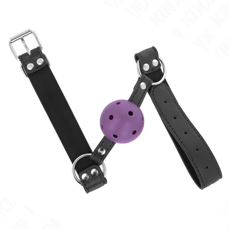 Gag BDSM en silicone violet avec sangles noires ajustables et boucles métalliques, ergonomique et hypoallergénique.