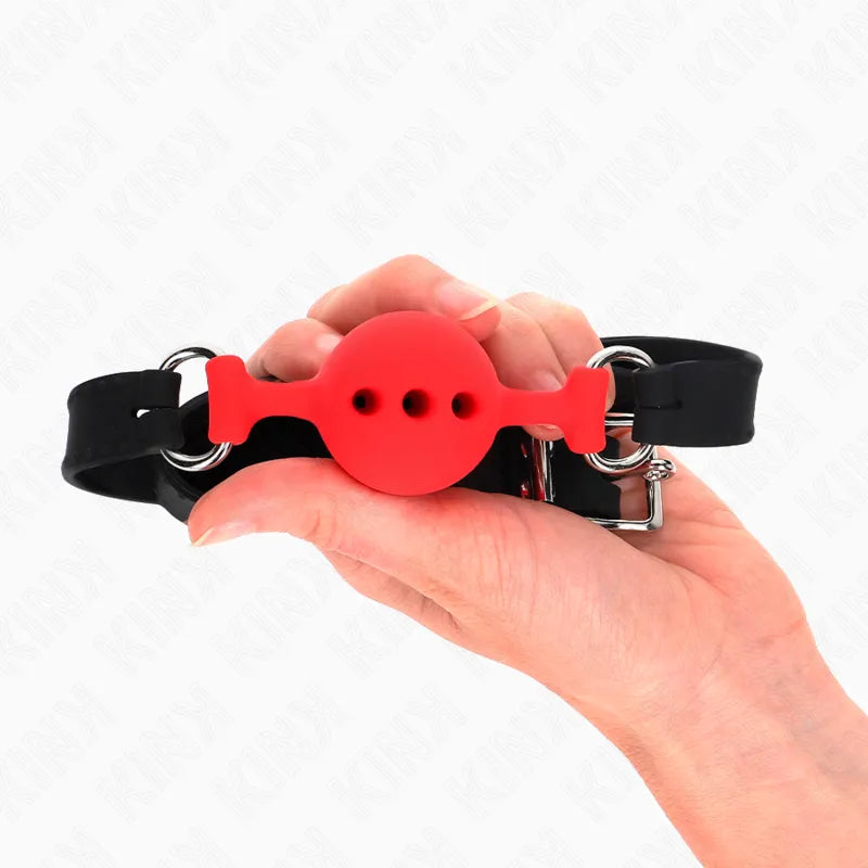 Gag en silicone rouge ajustable avec sangles noires, design ergonomique pour confort et sécurité BDSM.