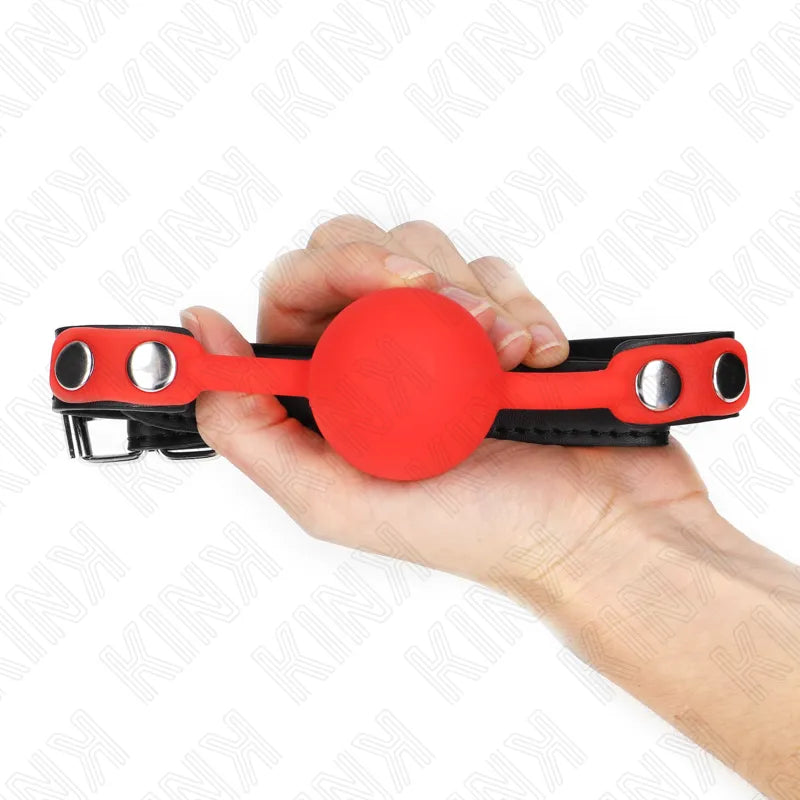 Gag BDSM rouge en silicone hypoallergénique avec sangles noires ajustables et boucles métalliques, design ergonomique.