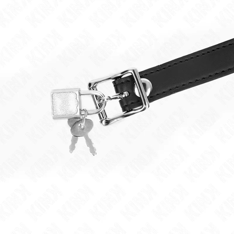 Gag BDSM en silicone noir avec sangle ajustable et boucle métallique, design ergonomique et sécurisé.