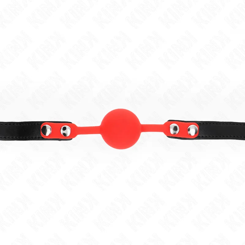 Gag BDSM en silicone rouge avec sangle noire ajustable, hypoallergénique et ergonomique pour confort et sécurité.