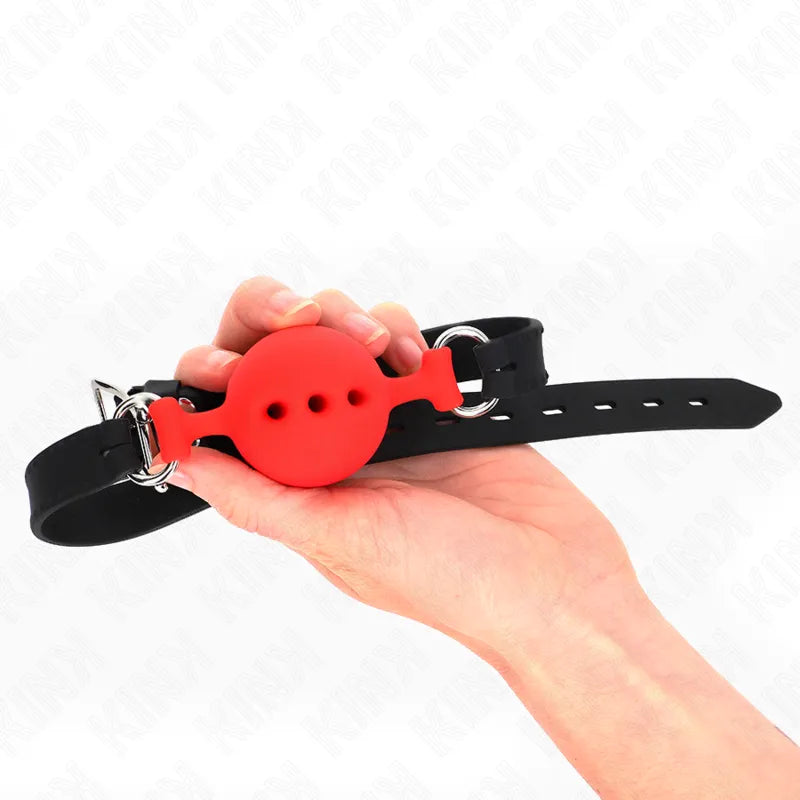 Gag BDSM en silicone rouge ajustable avec sangle noire, ergonomique et hypoallergénique, pour confort et sécurité.