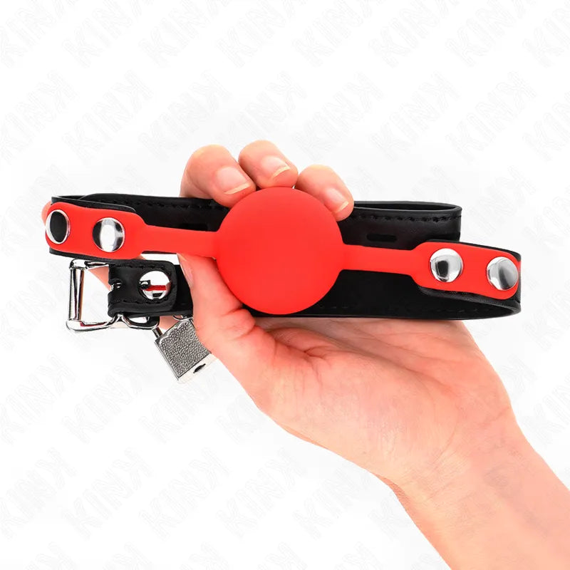 Gag BDSM en silicone rouge avec sangle noire ajustable, détails métalliques, design ergonomique et confortable.