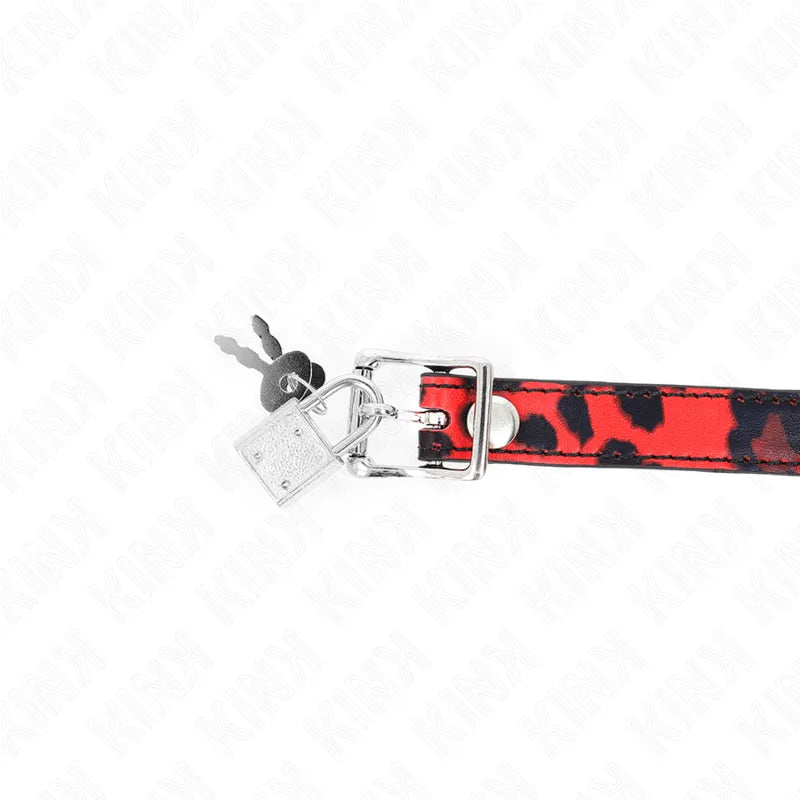 Bâillon BDSM en silicone rouge et noir, ajustable, avec sangle sécurisée et boucle métallique, pour confort et sécurité.