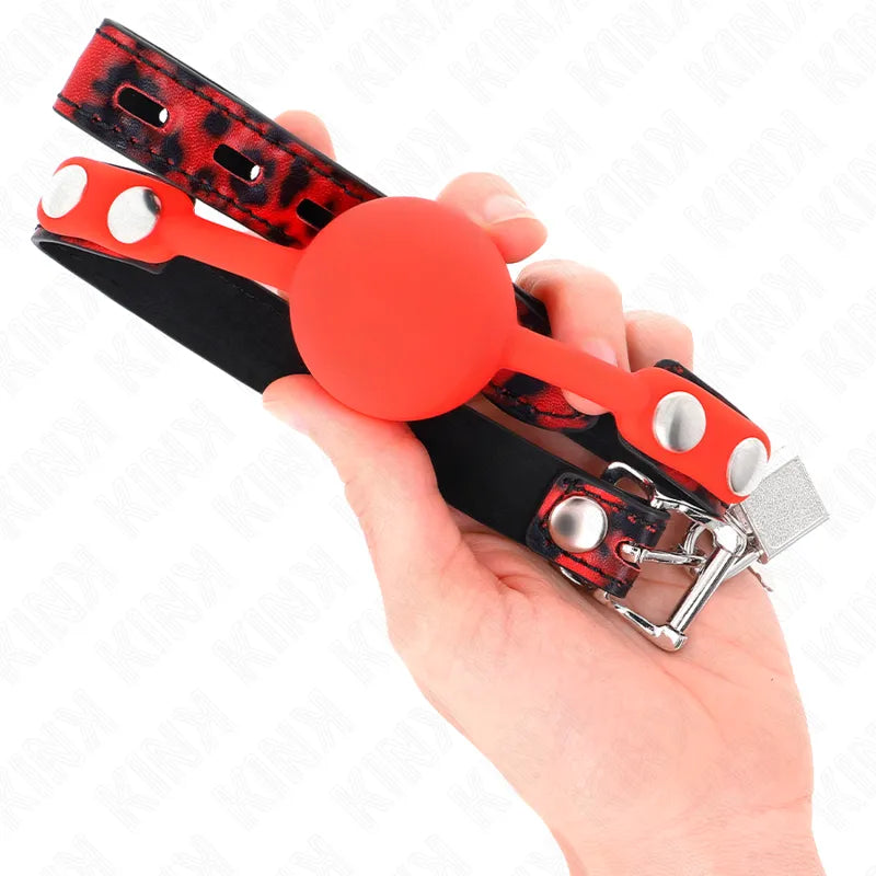 Bâillon silicone rouge ajustable avec sangle noire et rouge, boucle métallique, pour confort et sécurité BDSM.