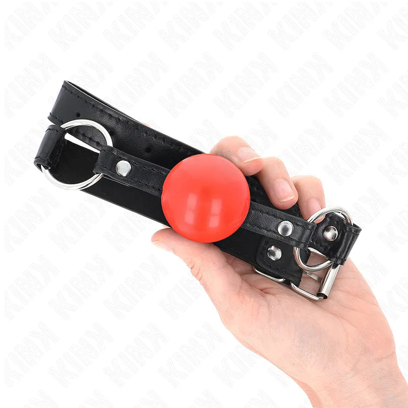 Gag BDSM en silicone rouge, boule douce, sangle noire ajustable, design ergonomique et discret pour confort et sécurité.