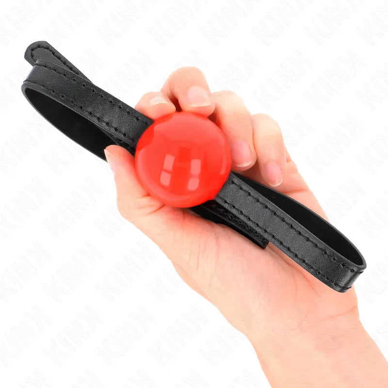Gag BDSM en silicone rouge avec sangle noire réglable, design élégant et confortable pour expérience sécurisée et luxueuse.