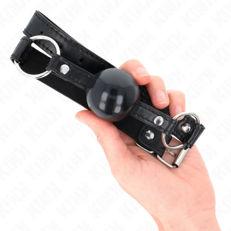 Gag BDSM en silicone noir, ergonomique et ajustable, avec sangle en cuir et boucles métalliques, pour novices et experts.