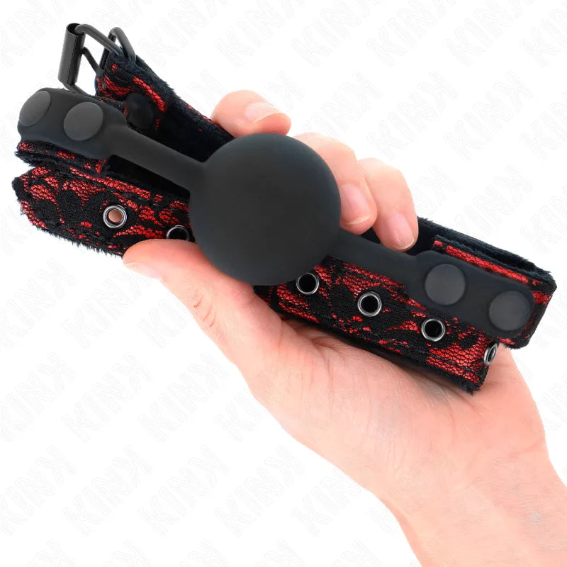 Gag BDSM silicone noir rouge ajustable, hypoallergénique, avec bretelles ergonomiques pour confort et sécurité.